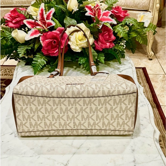 MICHAEL KORS Walsh Medium Tote - Picture 7 of 11